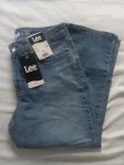 New - Lee Size 6 Mid Rise Regular Fit Capri Jeans Wave Light Wash Nwt. Fixed Price $24.95.